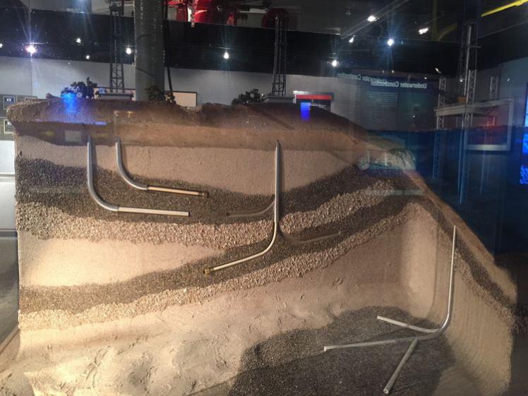 模擬的：勘探鉆井采油平臺(tái)的局部剖面圖！