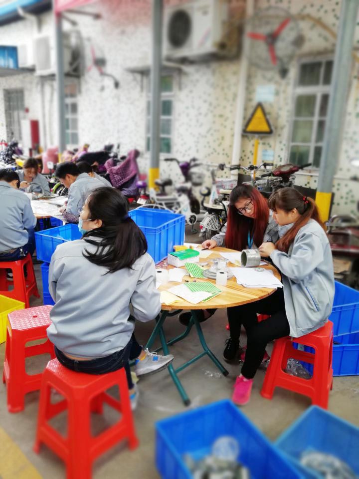 “愛密特人”在對(duì)每一個(gè)密封件產(chǎn)品仔細(xì)點(diǎn)數(shù)、初盤、抽盤等