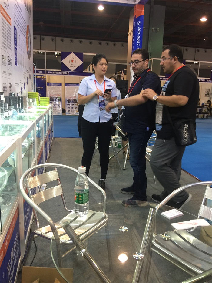 當(dāng)然，也有不少的國外客戶啦！