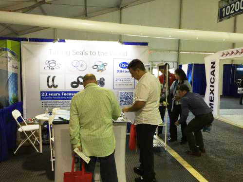 11我們《愛密特密封》的Shirmey xu mm正在專業(yè)的向客人講解。