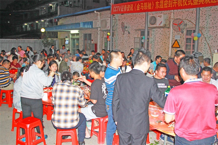 讓我們一杯酒敬過(guò)去，辛勤努力，收獲碩果，為自己打個(gè)call；一杯酒敬現(xiàn)在，身邊相伴同奮斗的人兒們，謝謝你；最后一杯酒敬未來(lái)，值得期待，風(fēng)雨同行，再創(chuàng)輝煌！