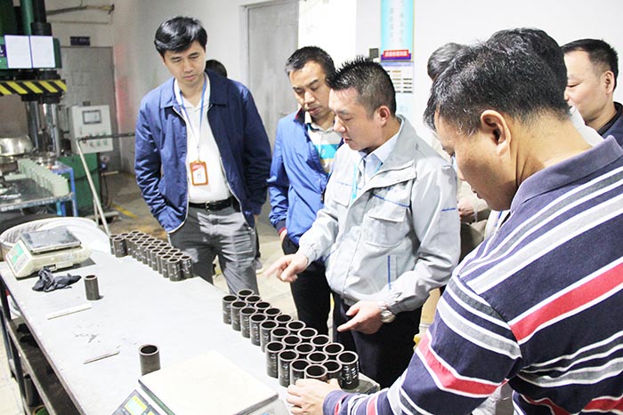 東莞市石碣鎮(zhèn)政府領(lǐng)導(dǎo)一行蒞臨愛密特密封公司總部參觀指導(dǎo)工作現(xiàn)場