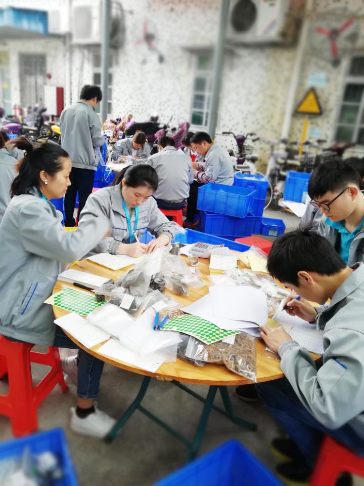 “愛密特人”在對(duì)每一個(gè)密封件產(chǎn)品仔細(xì)點(diǎn)數(shù)、初盤、抽盤等