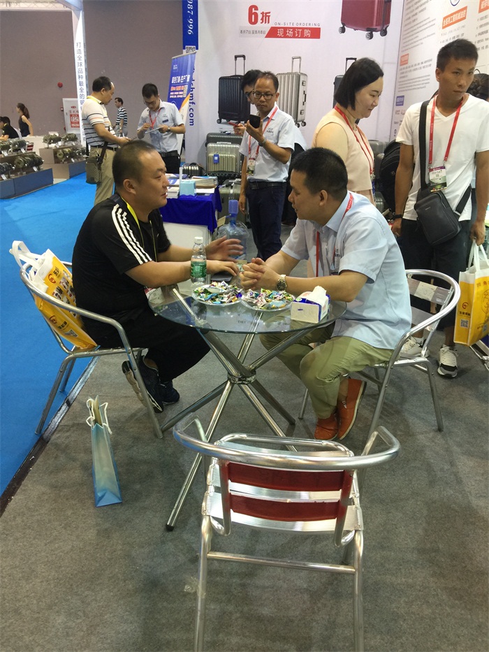 我們“愛(ài)密特人”在與客戶交流中……