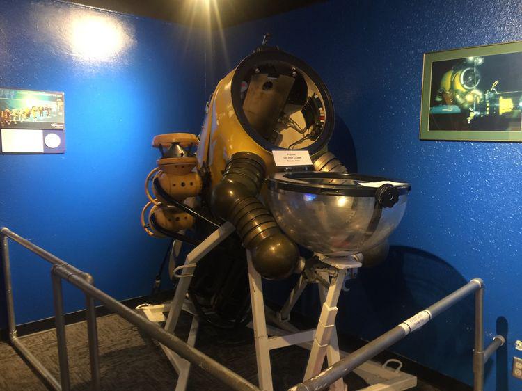 采油勘探鉆井平臺(tái)的專用的：海底作業(yè)防護(hù)服！