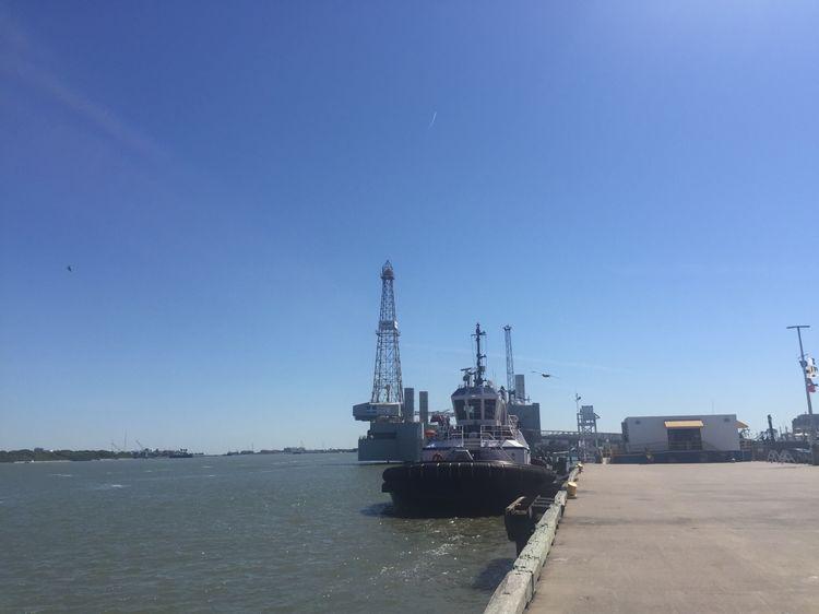 藍(lán)天白云下靠岸的，是一艘民用的仿真氣墊船。