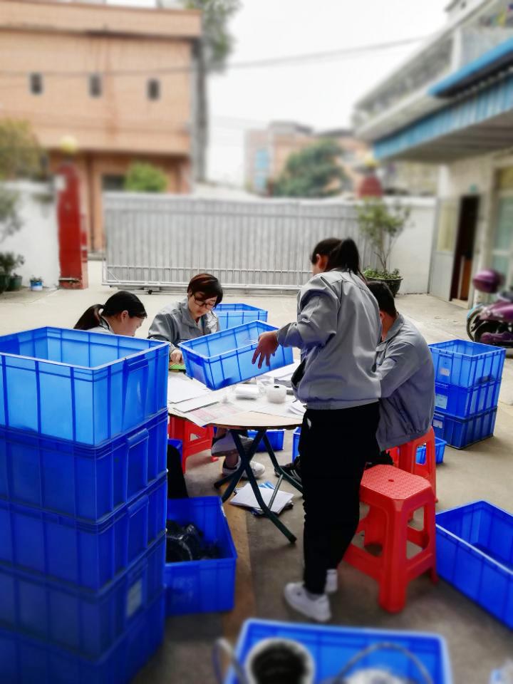 “愛密特人”在對(duì)每一個(gè)密封件產(chǎn)品仔細(xì)點(diǎn)數(shù)、初盤、抽盤等