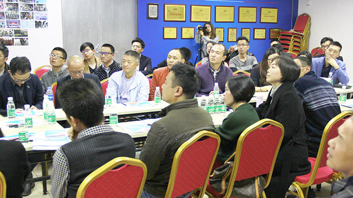 愛密特胡燕林總經(jīng)理上臺演講分享 愛密特胡燕林總經(jīng)理上臺演講分享