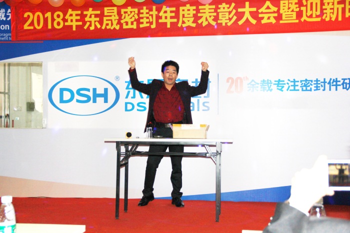 倉(cāng)庫(kù)主管的《魔術(shù)》表演