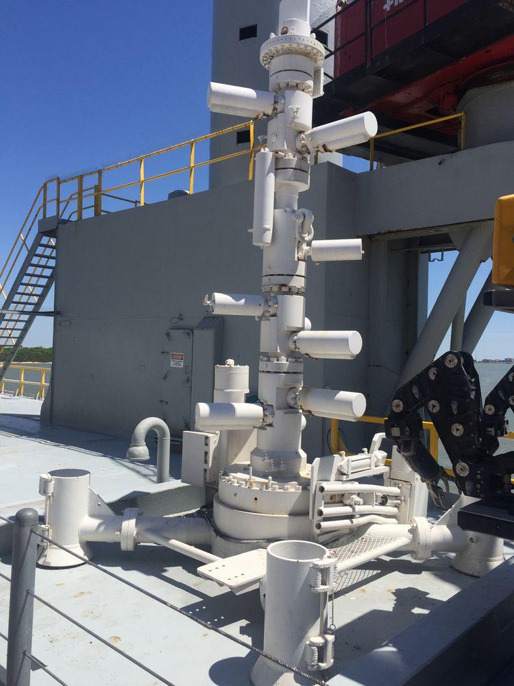 采油勘探鉆井平臺(tái)上：已經(jīng)是N多年前的老式采油樹(shù)！