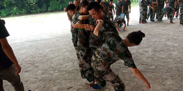 愛(ài)密特人團(tuán)隊(duì)在玩強(qiáng)度硫酸河游戲