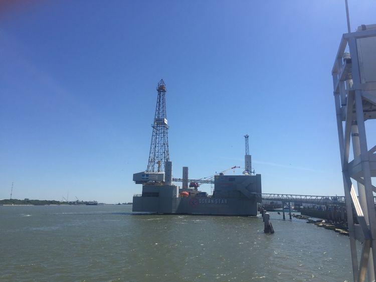 藍(lán)天白云下靠岸的，是一艘民用的仿真氣墊船。