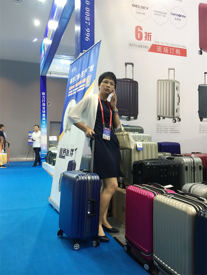 你不到現(xiàn)場(chǎng)是很難體會(huì)到，原來(lái)我們的箱包是那么的時(shí)尚好看的哦！