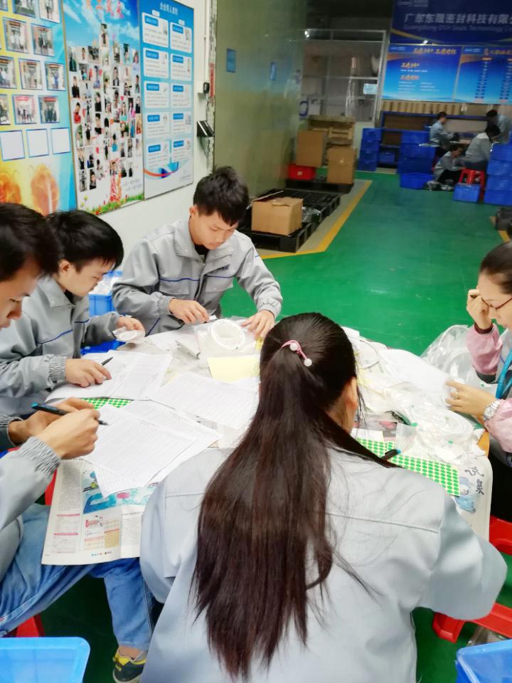 “愛密特人”在對(duì)每一個(gè)密封件產(chǎn)品仔細(xì)點(diǎn)數(shù)、初盤、抽盤等