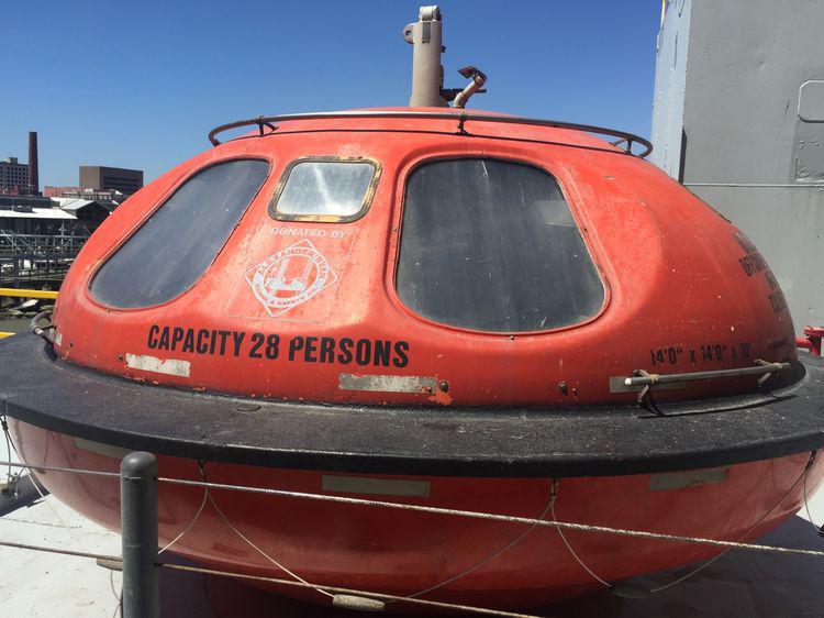 海上采油勘探鉆井過(guò)程中：在緊急情況下可以容納28個(gè)人的海上逃生船！