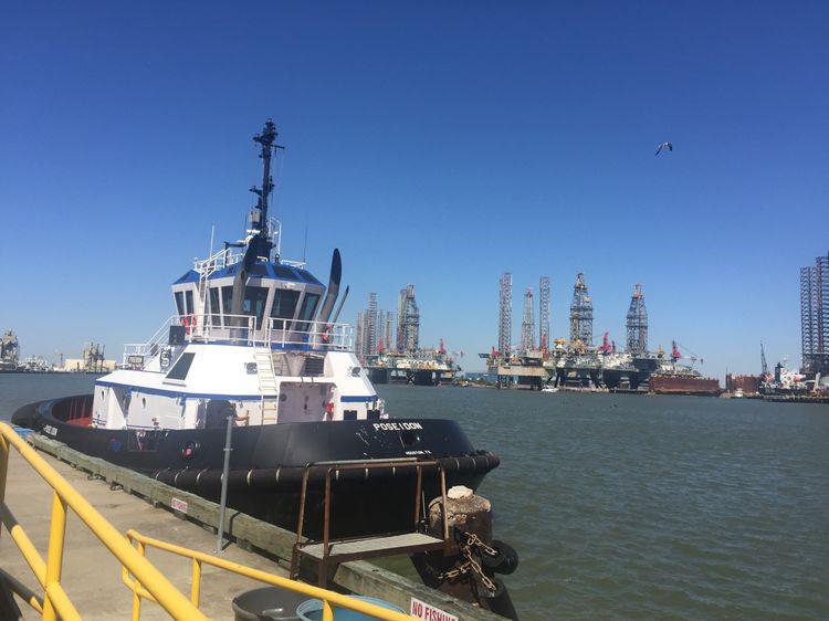 藍(lán)天白云下靠岸的，是一艘民用的仿真氣墊船。