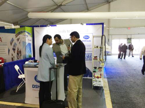 10我們《愛密特密封》的Shirmey xu mm正在專業(yè)的向客人講解。