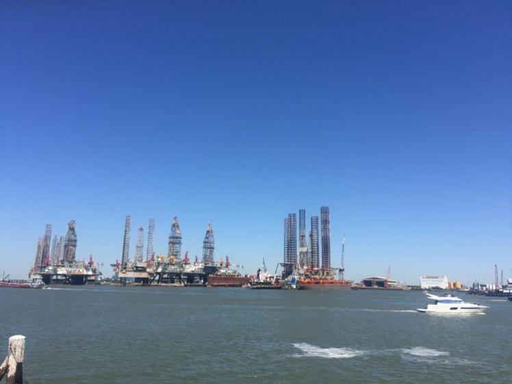 從休斯頓的（中國(guó)城）出發(fā)，經(jīng)過(guò)一個(gè)多小時(shí)的車程，我們來(lái)到了休斯頓海邊的，一個(gè)叫加爾維斯頓的海島，近距離領(lǐng)略海洋之星近?？碧姐@井平臺(tái)的科技知識(shí)，看看：藍(lán)天、碧海、青草地！