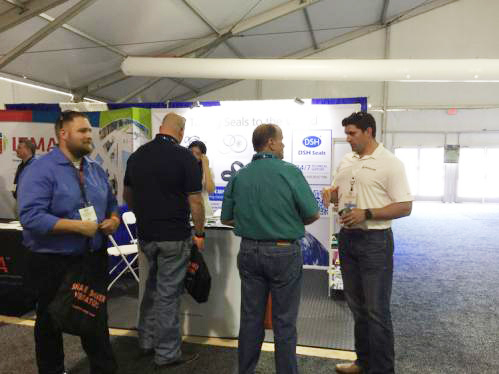 14密封件的作用還真是不小呢，看看這些圍觀的老外們！