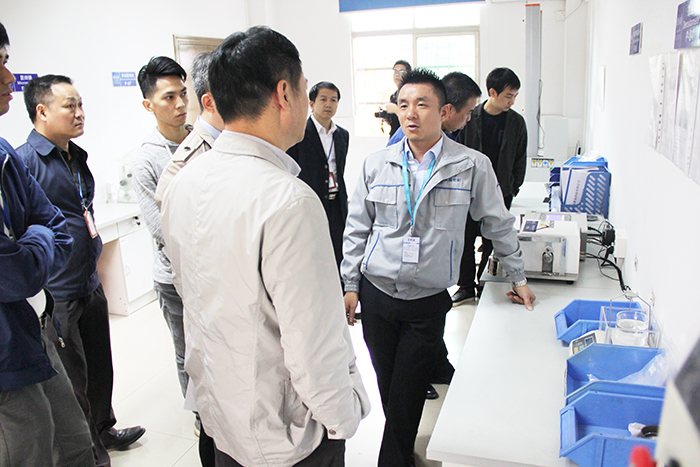 東莞市石碣鎮(zhèn)政府領(lǐng)導(dǎo)一行蒞臨愛密特密封公司總部參觀指導(dǎo)工作現(xiàn)場