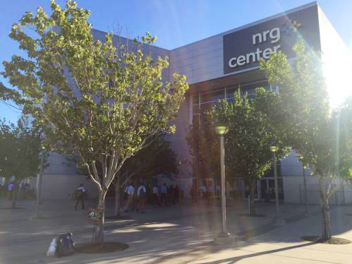 7經(jīng)過半個多小時的車程，到了一個叫nrg park的地方。